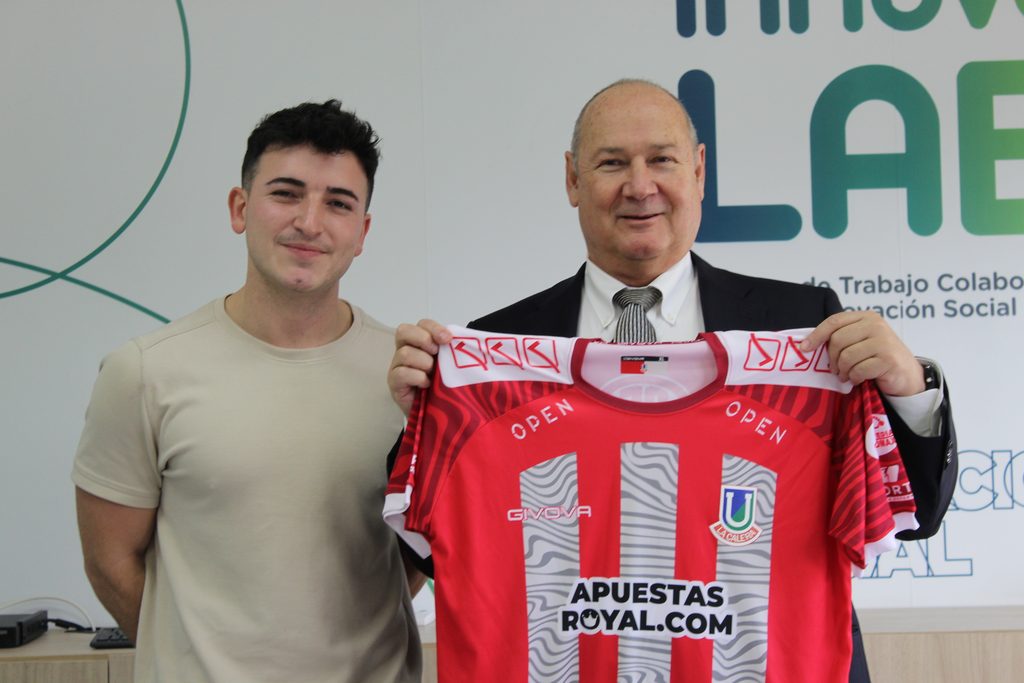 Autoridades de Santo Tomás Viña del Mar y representantes de Deportes Unión La Calera durante la firma del convenio de colaboración deportiva.