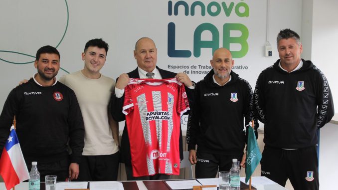 Autoridades de Santo Tomás Viña del Mar y representantes de Deportes Unión La Calera durante la firma del convenio de colaboración deportiva.