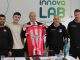 Autoridades de Santo Tomás Viña del Mar y representantes de Deportes Unión La Calera durante la firma del convenio de colaboración deportiva.