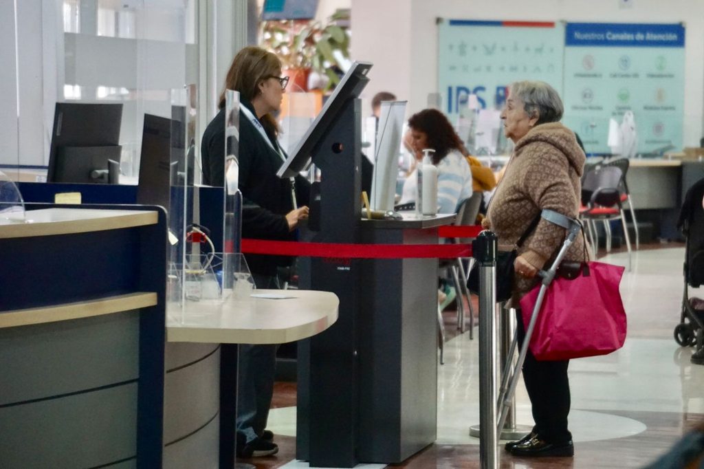 Pensionados recibiendo información sobre el pago automático del aguinaldo de Fiestas Patrias 2026