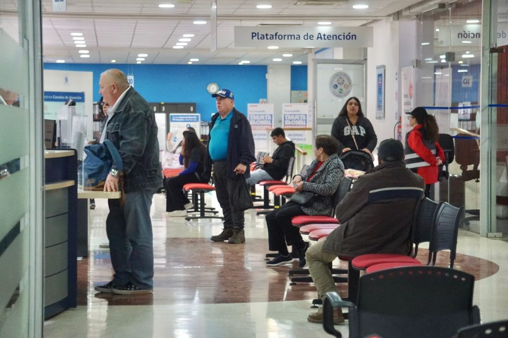 Pensionados recibiendo información sobre el pago automático del aguinaldo de Fiestas Patrias 2026
