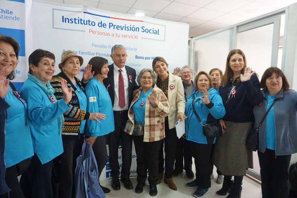 Pensionados recibiendo información sobre el pago automático del aguinaldo de Fiestas Patrias 2026