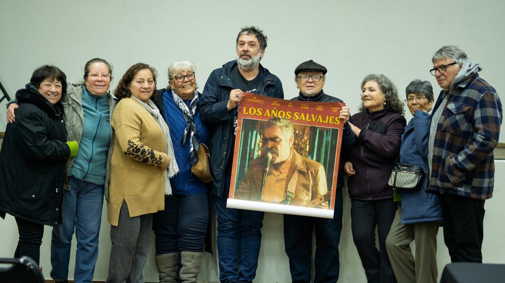 Vecinos de Algarrobo asistiendo a una función de cine chileno en un centro comunitario