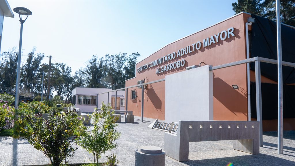 Vecinos de Algarrobo asistiendo a una función de cine chileno en un centro comunitario