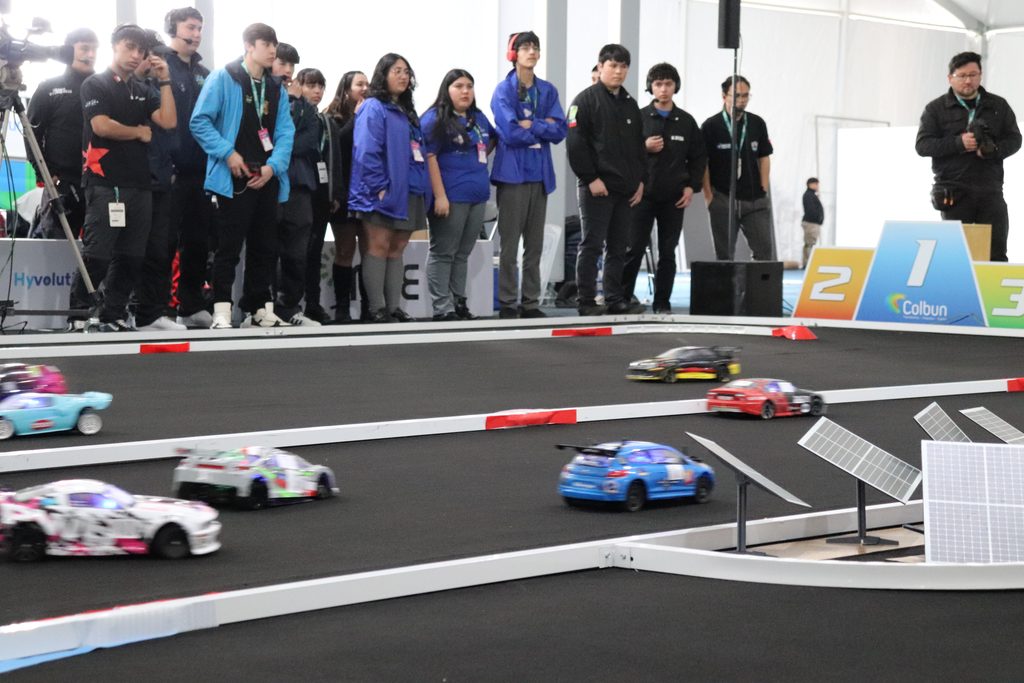 Estudiantes chilenos compitiendo con autos a escala propulsados por hidrógeno verde en el H2 Grand Prix