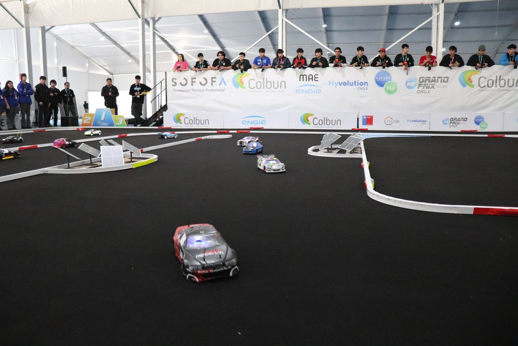 Estudiantes chilenos compitiendo con autos a escala propulsados por hidrógeno verde en el H2 Grand Prix