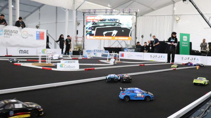 Estudiantes chilenos compitiendo con autos a escala propulsados por hidrógeno verde en el H2 Grand Prix