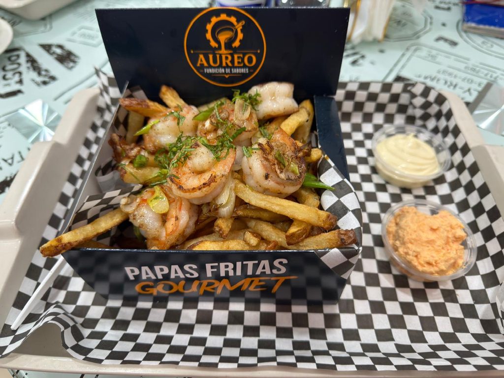 Plato de papas fritas gourmet con salsas especiales en el nuevo local Aureo Fries