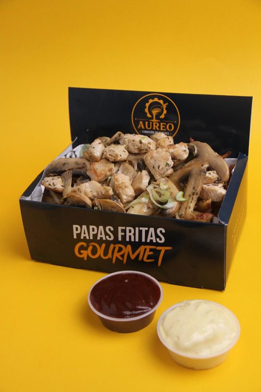 Plato de papas fritas gourmet con salsas especiales en el nuevo local Aureo Fries