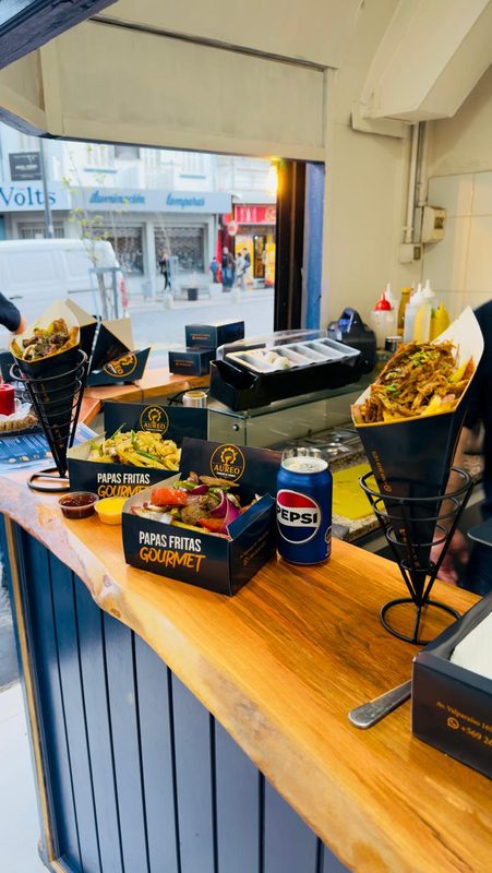 Plato de papas fritas gourmet con salsas especiales en el nuevo local Aureo Fries