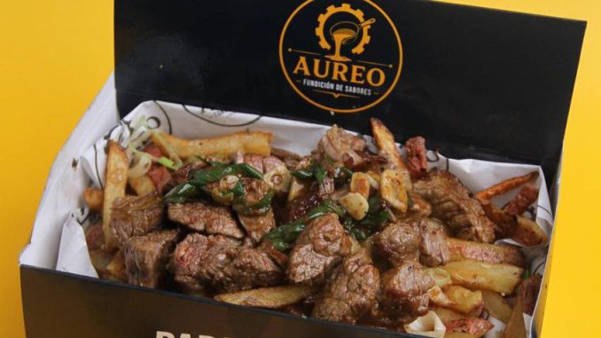 Plato de papas fritas gourmet con salsas especiales en el nuevo local Aureo Fries