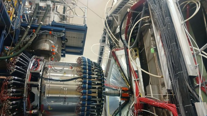 Equipo del CCTVal trabajando en el sistema Double Target para el experimento de física nuclear en Jefferson Lab