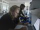 Investigadores científicos realizando experimentos con mesocosmos en el estrecho de Magallanes