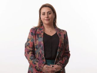 Estudiantes y docentes colaborando en un entorno de aprendizaje seguro y empático