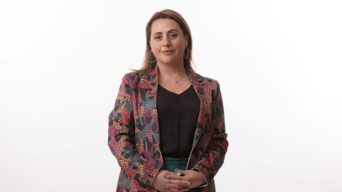 Estudiantes y docentes colaborando en un entorno de aprendizaje seguro y empático