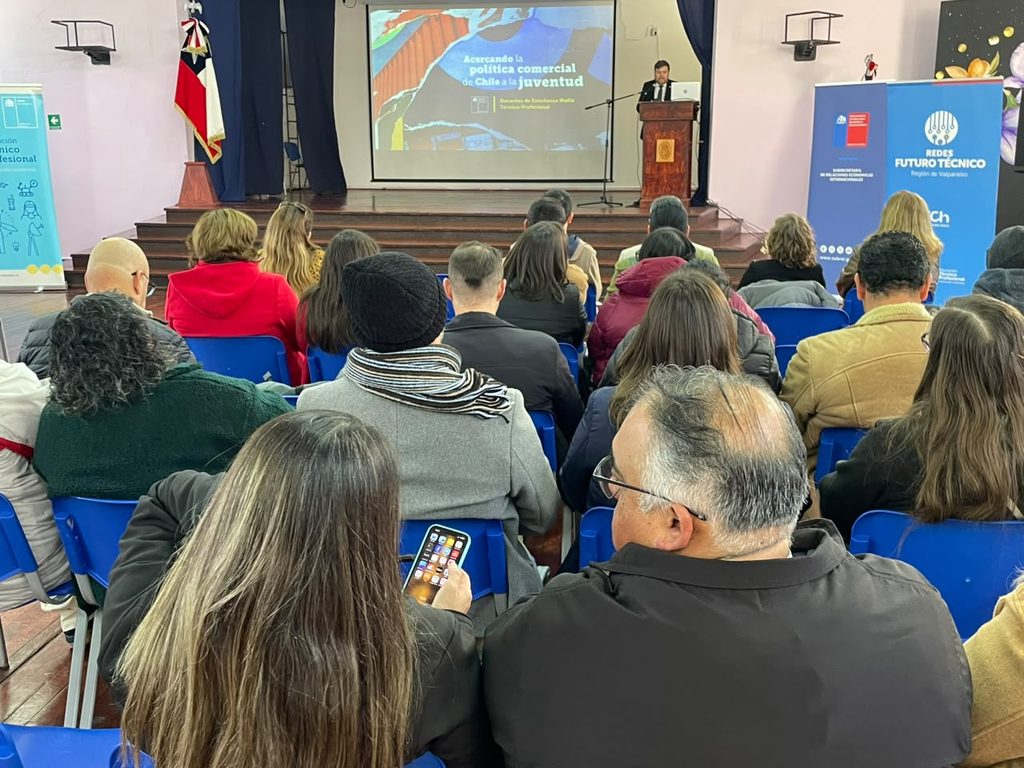 Docentes en jornada de capacitación sobre comercio exterior y política comercial en Liceo Matilde Brandau de Ross de Valparaíso.