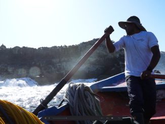Escena del documental Mamacocha que muestra el vínculo ancestral del pueblo chango con la costa del norte de Chile.