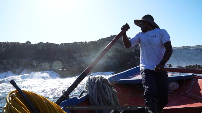Escena del documental Mamacocha que muestra el vínculo ancestral del pueblo chango con la costa del norte de Chile.