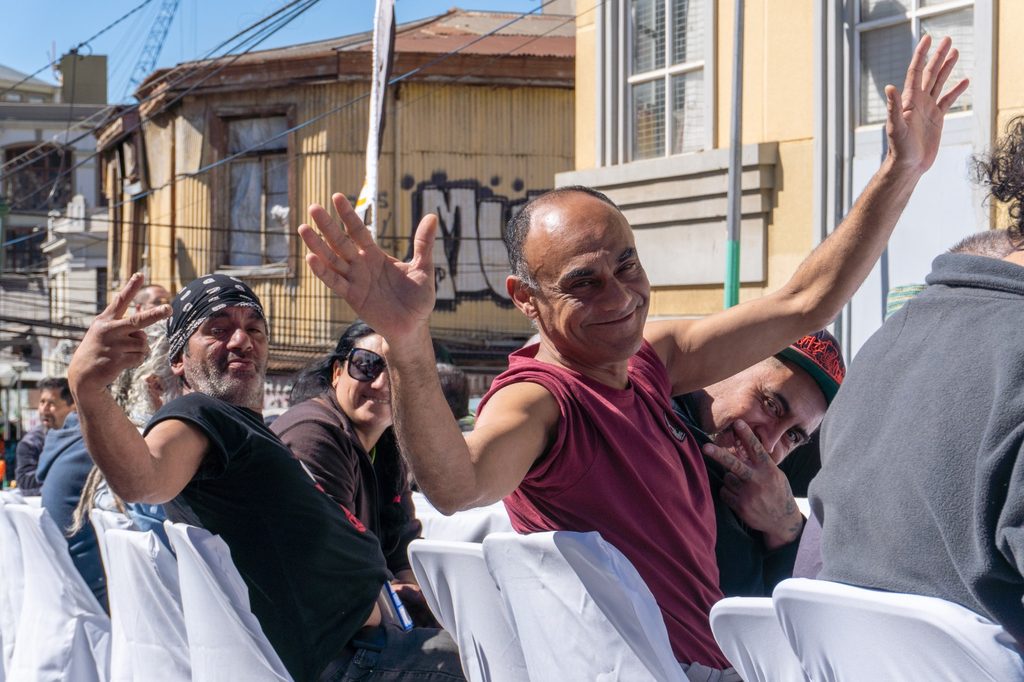Voluntarios de Duoc UC entregando almuerzos en el Banquete Solidario del Barrio Puerto en Valparaíso