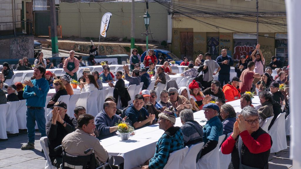 Voluntarios de Duoc UC entregando almuerzos en el Banquete Solidario del Barrio Puerto en Valparaíso