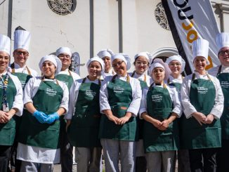 Voluntarios de Duoc UC entregando almuerzos en el Banquete Solidario del Barrio Puerto en Valparaíso