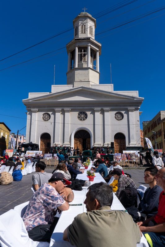 Voluntarios de Duoc UC entregando almuerzos en el Banquete Solidario del Barrio Puerto en Valparaíso