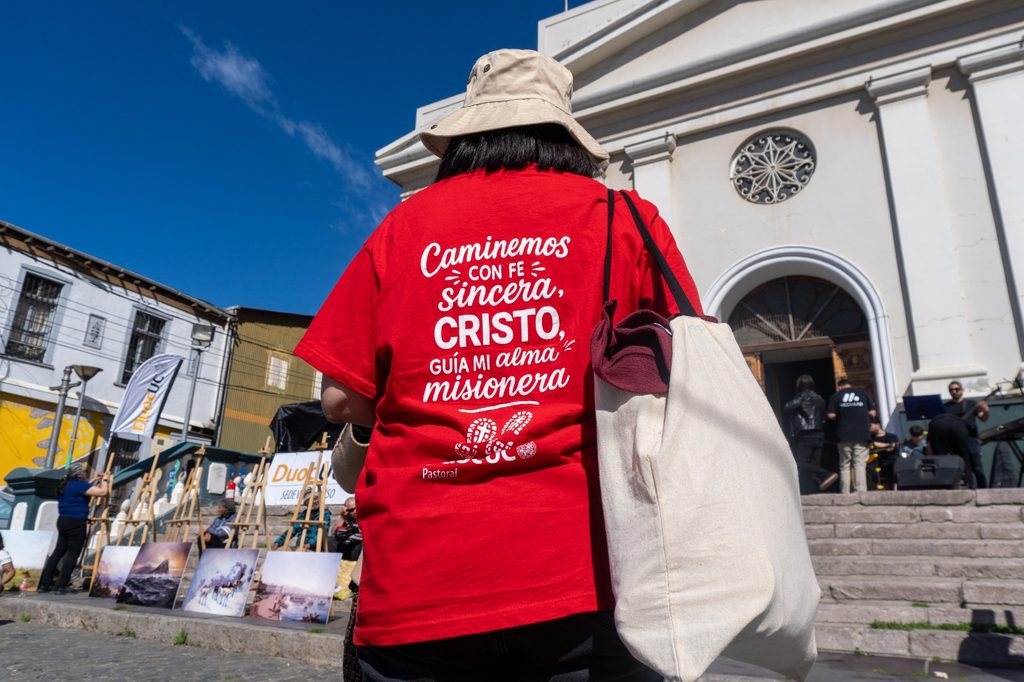 Voluntarios de Duoc UC entregando almuerzos en el Banquete Solidario del Barrio Puerto en Valparaíso