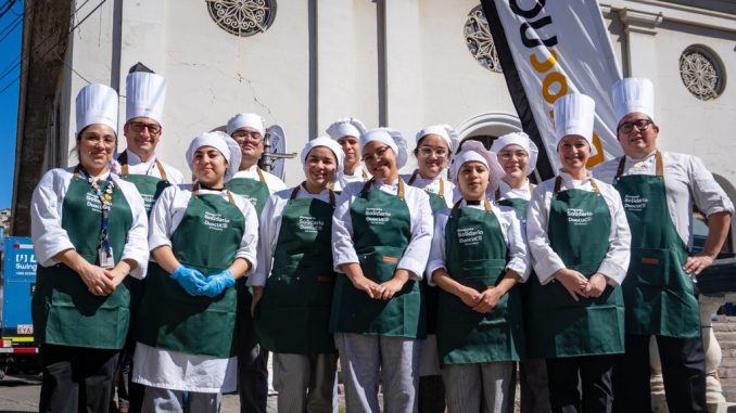Voluntarios de Duoc UC entregando almuerzos en el Banquete Solidario del Barrio Puerto en Valparaíso