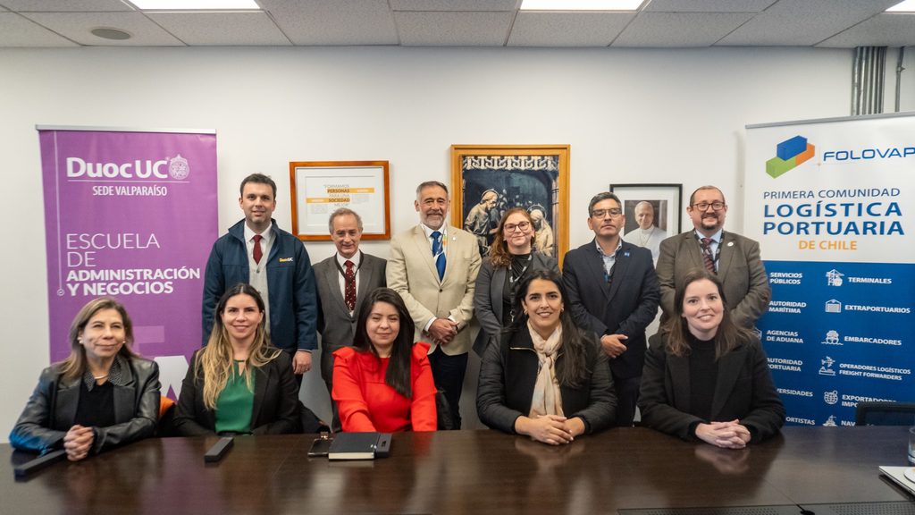 Autoridades de Duoc UC y representantes de FOLOVAP durante la firma de incorporación institucional