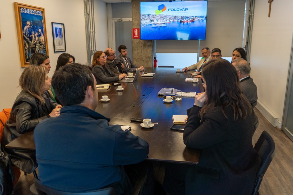 Autoridades de Duoc UC y representantes de FOLOVAP durante la firma de incorporación institucional