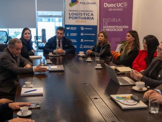 Autoridades de Duoc UC y representantes de FOLOVAP durante la firma de incorporación institucional
