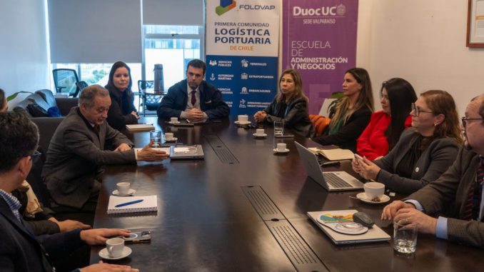 Autoridades de Duoc UC y representantes de FOLOVAP durante la firma de incorporación institucional