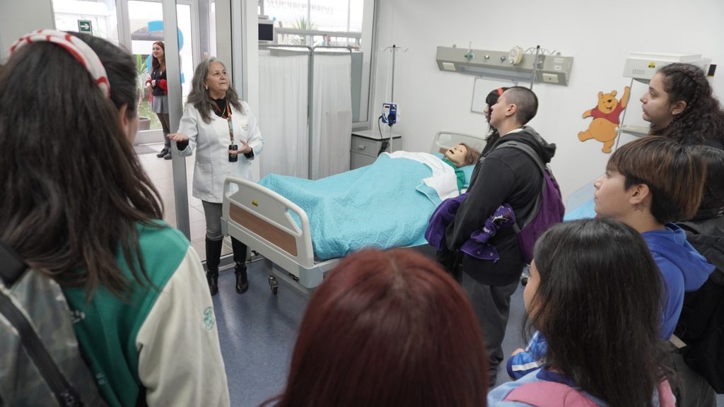 Estudiantes de enseñanza media participando en actividades prácticas durante Ventana Vocacional en Duoc UC Valparaíso.
