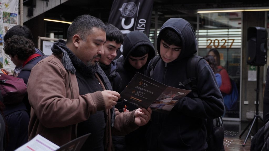 Estudiantes de enseñanza media participando en actividades prácticas durante Ventana Vocacional en Duoc UC Valparaíso.