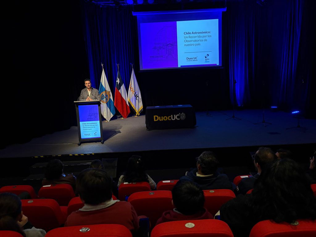 Visitantes interactuando con la exposición Chile Astronómico del MIM en el Edificio Cousiño de Valparaíso
