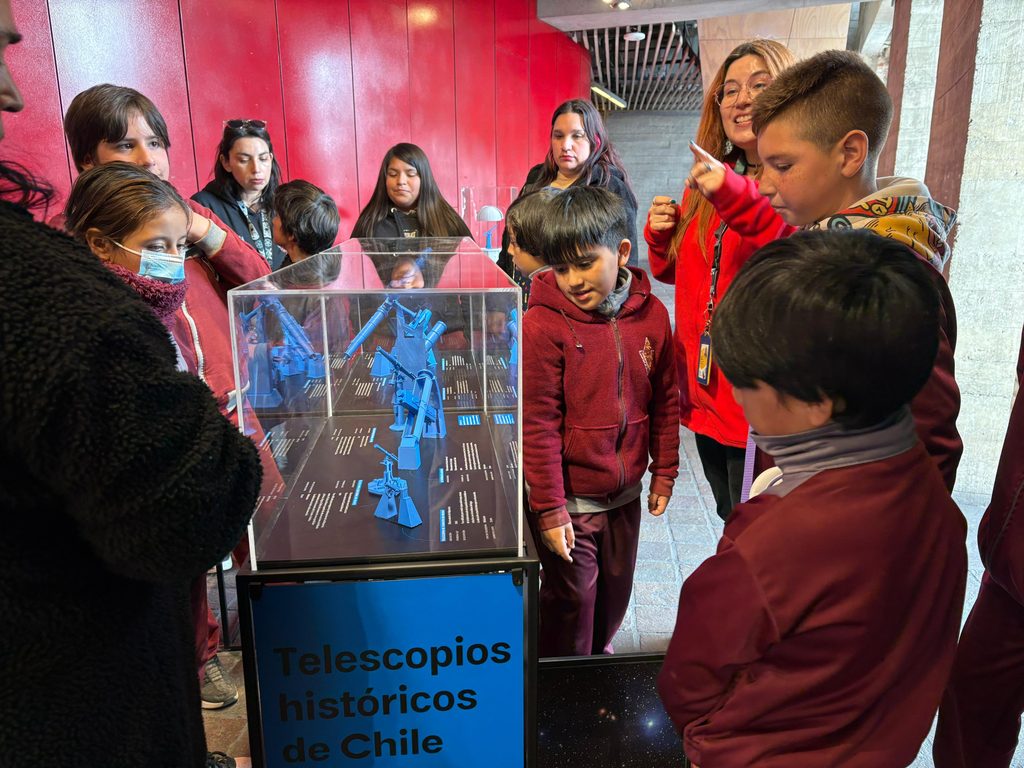 Visitantes interactuando con la exposición Chile Astronómico del MIM en el Edificio Cousiño de Valparaíso
