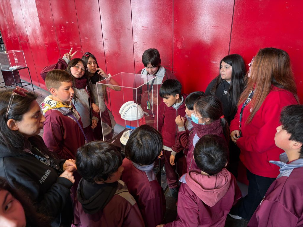 Visitantes interactuando con la exposición Chile Astronómico del MIM en el Edificio Cousiño de Valparaíso