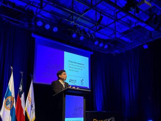 Visitantes interactuando con la exposición Chile Astronómico del MIM en el Edificio Cousiño de Valparaíso