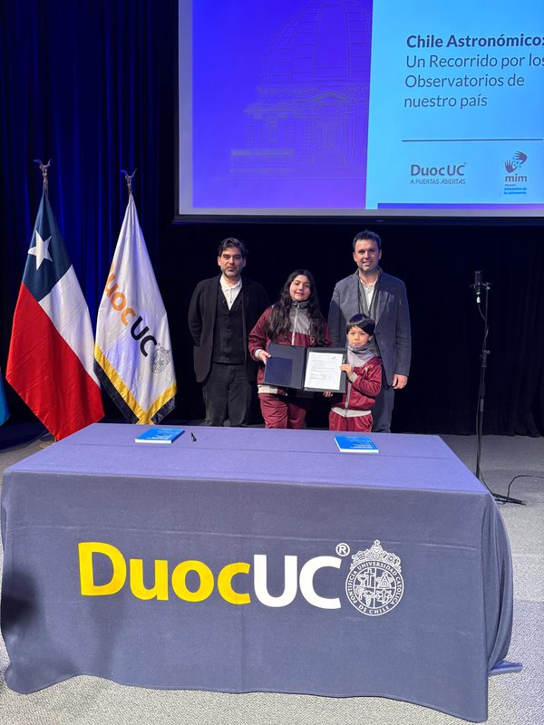 Visitantes interactuando con la exposición Chile Astronómico del MIM en el Edificio Cousiño de Valparaíso