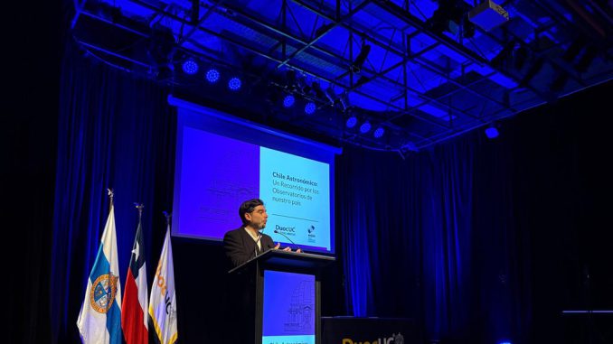 Visitantes interactuando con la exposición Chile Astronómico del MIM en el Edificio Cousiño de Valparaíso