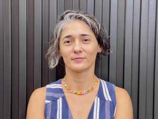 Verónica Arcos docente de arquitectura exponiendo sobre el futuro de la construcción sostenible y tecnológica