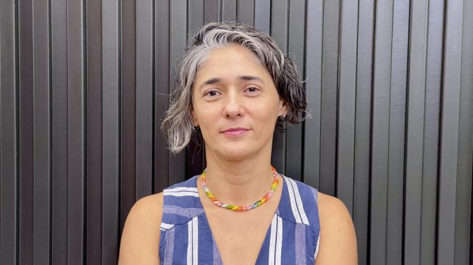Verónica Arcos docente de arquitectura exponiendo sobre el futuro de la construcción sostenible y tecnológica
