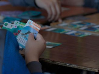 Jugadores participando en una partida competitiva del juego de mesa ILAN sobre la Antártica