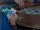 Jugadores participando en una partida competitiva del juego de mesa ILAN sobre la Antártica
