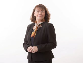 Persona utilizando herramientas de inteligencia artificial generativa con pensamiento crítico