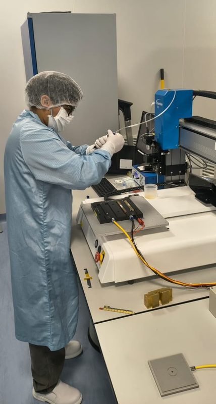 Estudiante de la USM trabajando en el ensamblaje de componentes para el detector ATLAS en Inglaterra