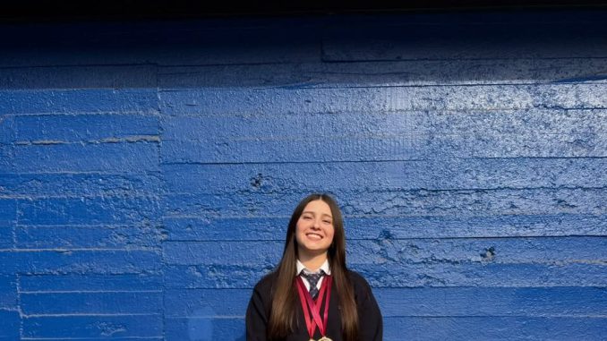 Martina Avilés González estudiante de Viña del Mar preparándose para el Mundial de Debate Escolar