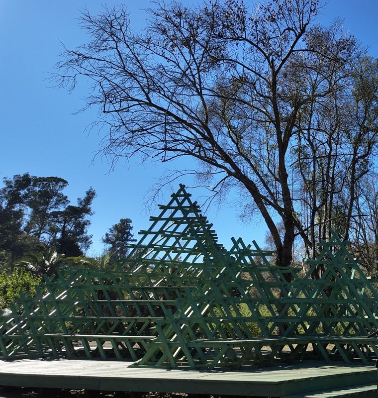 Pabellón 30 construido por estudiantes de arquitectura de la USM en el Jardín Botánico de Viña del Mar.