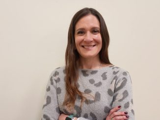 Mujer realizando ejercicios de fortalecimiento del suelo pélvico para mejorar la salud pélvica