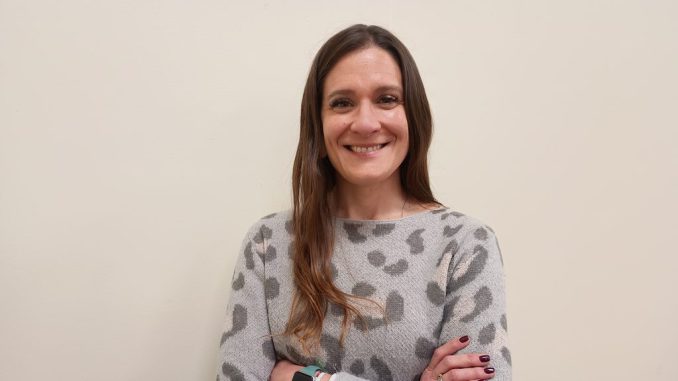 Mujer realizando ejercicios de fortalecimiento del suelo pélvico para mejorar la salud pélvica